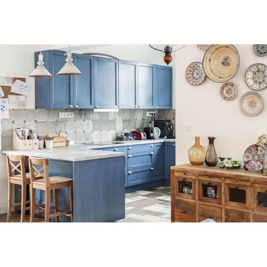 country paraszthaz kek pasztell falburkolat mediterran klasszikus furdoszoba burkolat csempe cementlap provansz provence toszkana lakberendezes.jpg